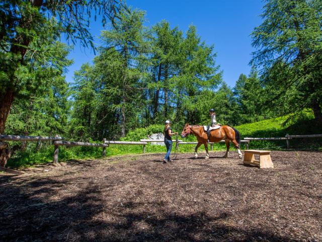 Balade à cheval dans le Paddock du Ranch le Caribou