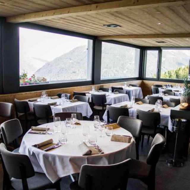 Salle du restaurant Chalet la Maya