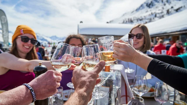 Amis qui prennent l'apéritif